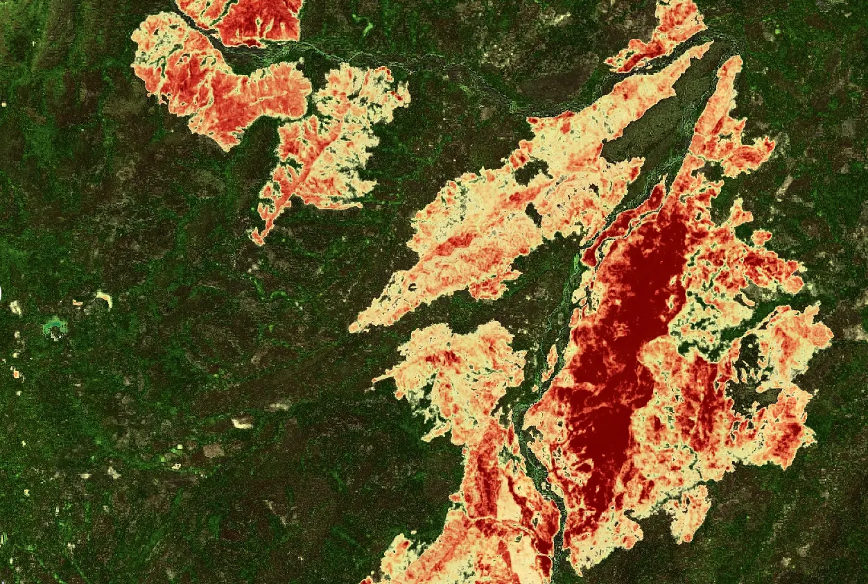 Mapa de severidad de un incendio en Colombia sobre imagen Sentinel-2: zonas quemadas en tonos de amarillo a rojo oscuro sobre vegetación verde.