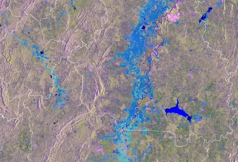 Composición de radar del valle inundado en Córdoba y Antioquia: el área inundada en azul claro a lo largo del río, el agua permanente en azul oscuro y los límites municipales en blanco.