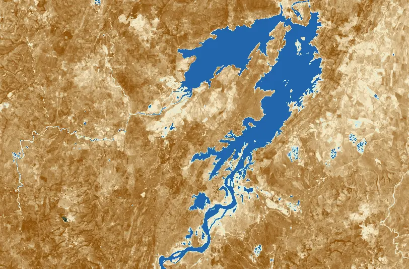 Mapa MNDWI del embalse de Betania, Huila: el embalse y el río en verde azulado sobre un fondo de suelo y vegetación en tonos marrones y beige.