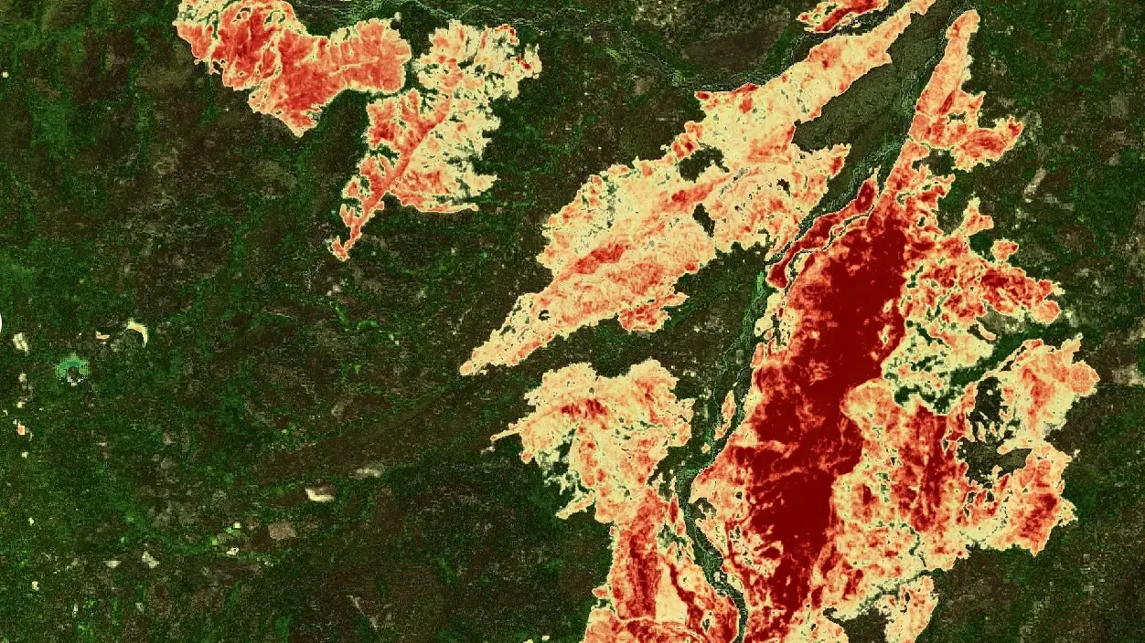 Mapa de severidad de un incendio sobre imagen Sentinel-2: zonas quemadas en tonos de amarillo a rojo oscuro sobre vegetación verde.